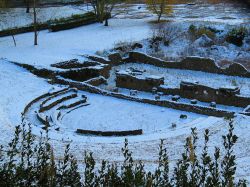 Una nevicata sul sito archeologico del Teatro Ellenistico Romano di Sarno in Campania - © GianfrancoVitolo, CC BY-SA 4.0, Wikipedia