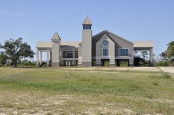 Una nuova chiesa nella città di Biloxi, Mississipi, Stati Uniti. Dopo l'uragano Katrina, gli edifici di nuova costruzione sono stati innalzati dal suolo.

