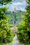 Una pagoda sulle montagne di Wat Phra Phutthabt Tak Pha a Lamphun, Thailandia. La leggenda vuole che Buddha abbia riposato in questo luogo sacro del distretto di Lamphun.



