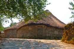 Una palloza, tradizionale costruzione rurale di origine celtica. Siamo nel villaggio di Piornedo, pressi di Lugo, in Galizia, dove si trovano queste costruzioni con base in pietra, pianta rotonda ...