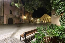 Una panca illuminata di notte in una strada del centro di Bayreuth, Germania.

