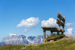 Una panchina in legno con le Alpi di Leogang sullo sfondo, in estate, Austria. Siamo nel distretto di Zell am See. 

