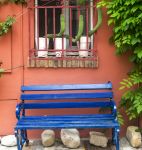 Una panchina e una casa caratteristica in una via del centro storico di Santarcangelo di Romagna