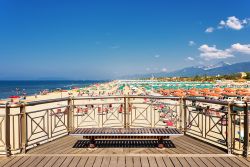 Una panchina lungo la passeggiata a Marina di Pietrasanta, provincia di Lucca, Toscana. Sullo sfondo, la spiaggia di questa nota località della Versilia.
