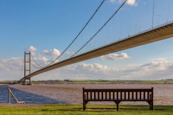 Una panchina lungo l'Humber Bridge, Yorkshire and the Humber, Inghilterra.

