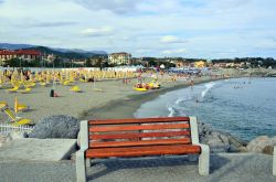 Una panchina sul molo di Albissola Marina con la spiaggia sullo sfondo, Savona, Liguria - © maudanros / Shutterstock.com
