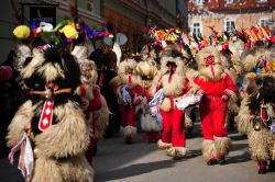 Una parata del tradizionale carnevale in maschera di Ptuj, Slovenia. Il Kurent, questo il nome della celebre festa, vede i partecipanti scendere in strada con indosso pelli di mucca, campane ...