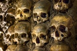 Una parete di teschi e ossa nella Cappella delle Ossa di Evora, Portogallo. Si trova all'interno della chiesa di Sao Francisco ed è una cappella completamente ricoperta di ossa umane ...