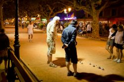 Una partita serale di pétanque sul lungomare di Le Lavandou, dipartimento del Var (Francia) - © Spirit Stock / Shutterstock.com