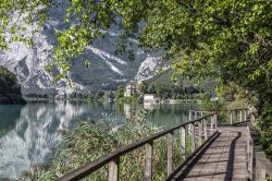 Una passarella di legno sul Lago Toblino vicino a Calavino