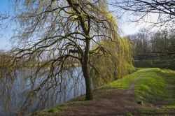 Una passeggiata attorno alle mura della fortezza cittadina di Naarden, Paesi Bassi.

