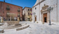 Una piazza con fontana di Pacentro in Abruzzo