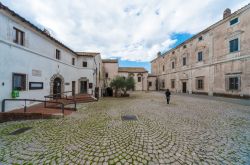 Una piazza del borgo di Sant'Oreste nel Lazio: siamo in Provincia di Roma