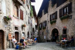Una piazza del borgo medievale di Canale di Tenno ...