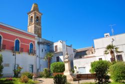 Una piazza del centro di Noci e la Chiesa di Santa Chiara