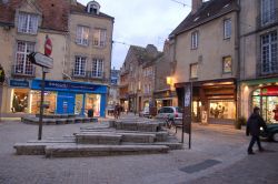 Una piazza del centro storico di Alencon in Nomandia, Francia
