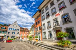 Una piazza del centro storico di Brugg in Svizzera. - © gevision / Shutterstock.com