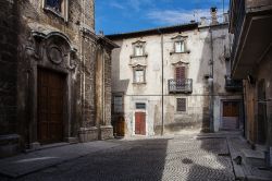 Una piazza del centro storico di Scanno nei monti della Marsica in Abruzzo - © TTL media / Shutterstock.com