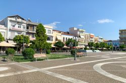 Una piazza deserta nel centro cittadino di Sparta (Grecia) con edifici e alberi - © Anastacie / Shutterstock.com