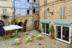 Una piazza medievale nel borgo antico di Grottammare, ...