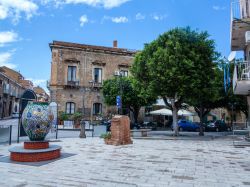 Una piazza nel centro di Santo Stefano di Camastra, famosa per la produzione delle ceramiche qui in Sicilia