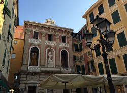 Una piazza nel centro di Varazze in Liguria - © Naeblys / Shutterstock.com