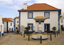 Una piazza nel centro storico di Ericeira, Portogallo. Belle case basse imbiancate a calce caratterizzano questa località portoghese.
