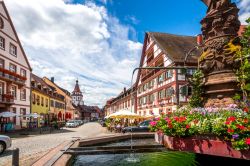 Una piazza nel centro storico di Gengenbach, cittadina del Baden-Wurttemberg in Germania