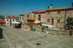 Una piazza nel centro storico di Linhares da Beira (Portogallo) con le tradizionali case in pietra - © Celli07 / Shutterstock.com