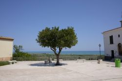 Una piazzetta nel villaggio di Campomarino di Maruggio in Puglia
