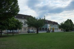 Una piazzetta alberata con edifici nella cittadina di Sankt Polten, Austria - © MTravelr / Shutterstock.com