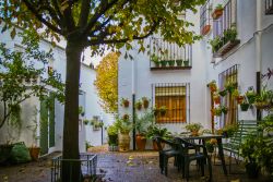 Una piazzetta con abitazioni nel cuore di Priego de Cordoba, Spagna. Questa città è una delle tappe obbligatorie del Percorso del Califfato che consente ai turisti di scoprire ...