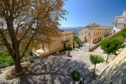 Una piazzetta con edifici antichi nel centro di Moresco, Fermo, Marche.

