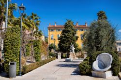 Una piazzetta con sculture nella cittadina francese di Grasse (Provenza).

