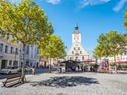 Una piazzetta del centro storico di Deggendorf, Germania. Sullo sfondo, l'antico Palazzo Municipale della città con la torre dell'orologio.

