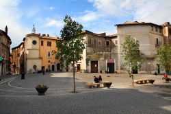 Una piazzetta della città laziale di Tivoli, provincia di Roma.
