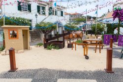 Una piazzetta di Vila Baleira addobbata a festa presso Porto Santo, isola dell'arcipelago di Madeira, Portogallo.