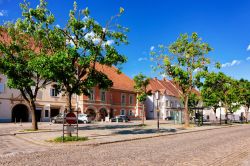 Una piazzetta nella città termale di Bad Radkersburg in Stiria, Austria, con edifici residenziali.
