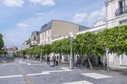 Una piazzetta pedonale nella vecchia città di Fontainebleau, popolare destinazione turistica della Francia - © Kiev.Victor / Shutterstock.com