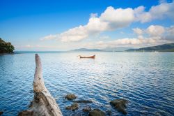 Una piccola barca in legno al largo della baia di Punta Ala, Toscana.

