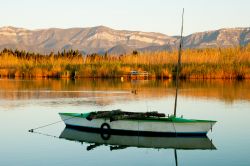 Una piccola barca nel lago di Cullera, Valencia, Spagna, al tramonto.
