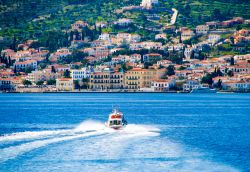 Una piccola barca per il trasporto delle persone in direzione dell'isola di Spetses, Grecia.

