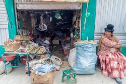 Una piccola bottega al mercato delle streghe di El Alto, Bolivia. In  questo paese del Sud America la stregoneria è abbastanza praticata e nelle città si svolgono mercati ...