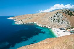 Una piccola caletta sabbiosa nel magico mare di Nimare in Albania
