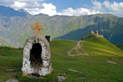 Una piccola cappella votiva a Gergeti, Georgia. Sullo sfondo Cminda Sameba, la chiesa ortodossa situata a 2170 metri di altitudine sotto il monte Kazbek.
