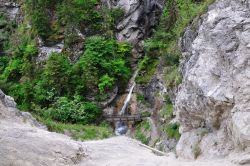 Una piccola cascata nella gola Rosengartenschlucht a Imst, Austria. Considerata una delle più belle gole che si possono ammirare in Austria, accompagna lungo ferrate in legno, scale nella ...