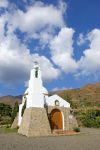 Una piccola chiesa cattolica fra le montagne della Costa del Sol, Spagna, nei pressi di Estepona. 

