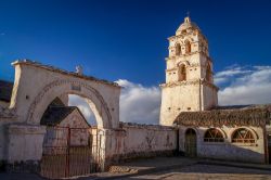 Una piccola chiesa in Plaza de Armas nella cittadina di Curahuara vicino a Oruro, Bolivia.
