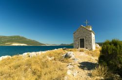 Una piccola chiesa nei pressi di Klek in Dalmazia (Croazia).