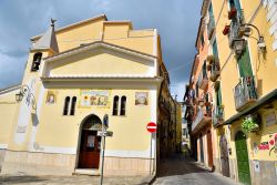 Una piccola chiesa nel cuore di Eboli in Campania - © maudanros / Shutterstock.com
